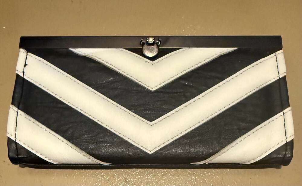 Black and White Chevron Pattern Frame Clutch Wallet Push Lock Retro Night Out